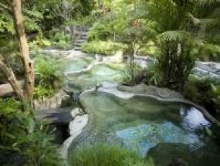 Đắm mình nơi hồ nước thần tiên ở Khlong Thom